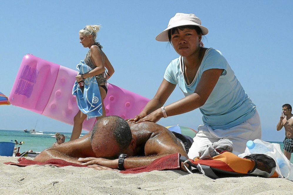 Llega el verano y los masajistas en las playas